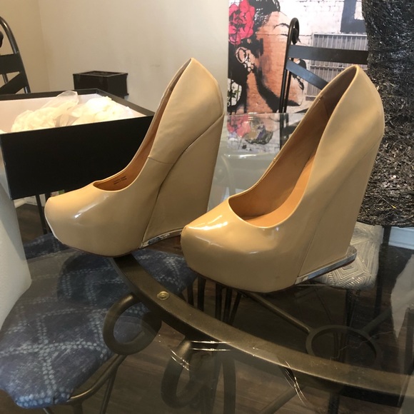 L.A.M.B. Beige Patent Leather Wedge Heels - Picture 3 of 6